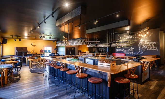 Riviere-Ouelle Hotel | Microbrasserie La Baleine Endiablée