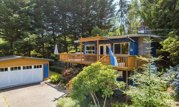 Coupeville Cabin | Mid-Century Beach Cabin by AvantStay | Walk to Beach