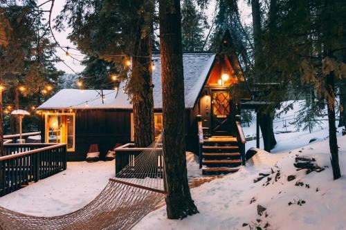 Running Springs Ski Chalet | Mid-Century Cabin Perfect for Romantic Getaway