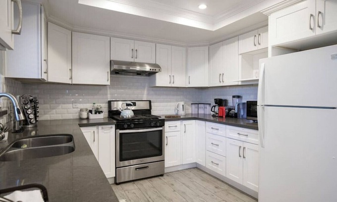 Rosemead House | Mid-Century Charmer BBQ Tesla Charger: Outdoor Patio, High-Speed WiFi, and Parking for Two
