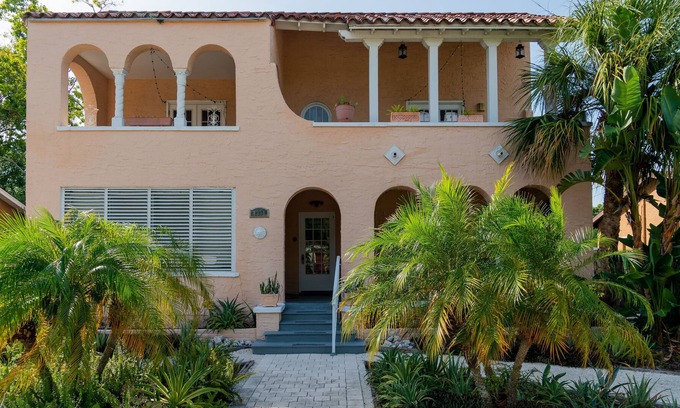 Riviera Bay Apartment | Mid-century Inspired 1/1 Apt w/ Balcony - 10 Minutes to Downtown