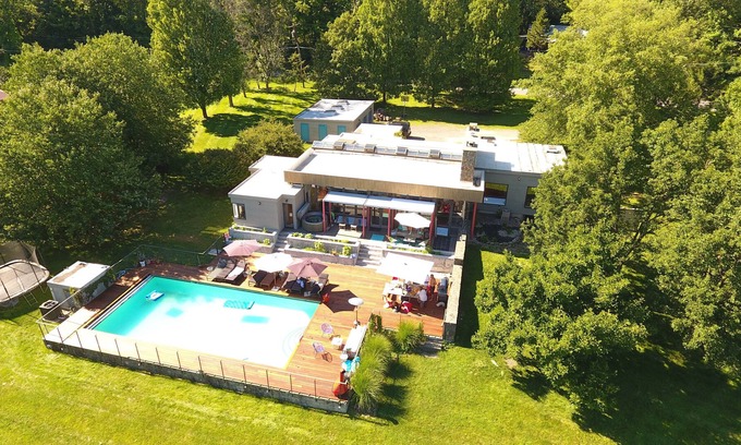 Accord House | Mid Century Modern- Hot tub-Ski-View- Fireplaces-Pond-35 min to Woodstock