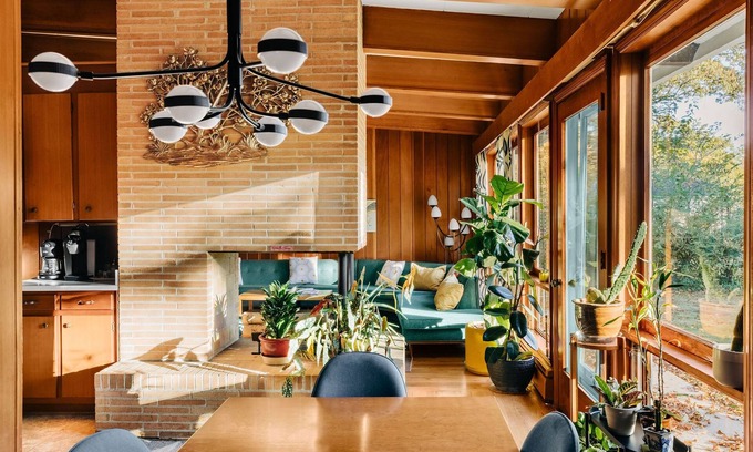 Wade Hampton House | Mid Century Modern Time Capsule….3 miles to downtown Greenville!