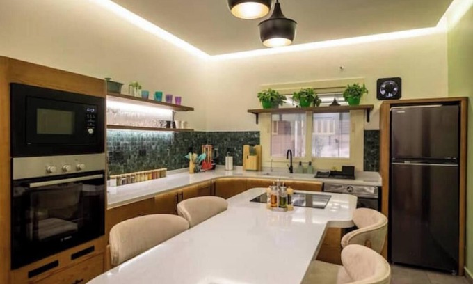 Al Duqqi Apartment | Mid-Century Vibes. Modern Convenience. Casa Mayouie.