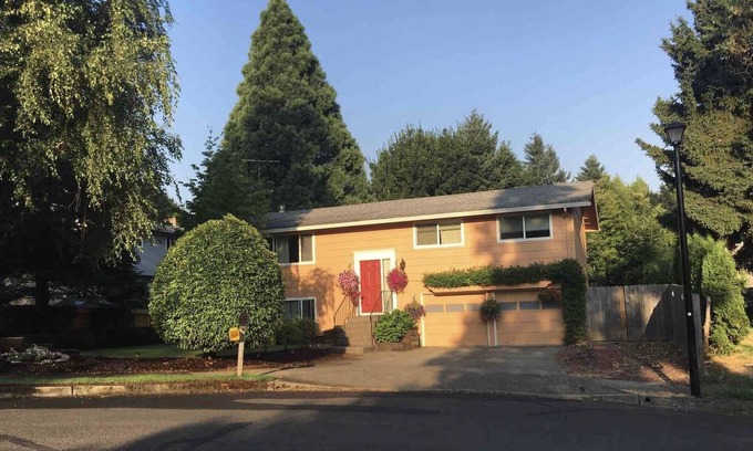 West Linn House | Mid Term Rental West Linn Relaxing Home Walk to Restaurants & Shop Fncd Yard Pet