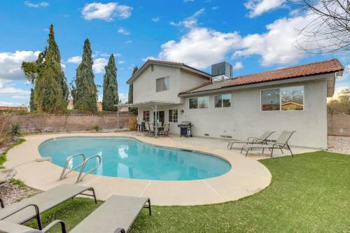 Spring Valley House | MidCentury Modern Home with Pool 10 Min to Strip Great for Family