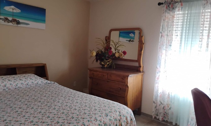Las Cruces House | Middle Room Near Downtown (For Ladies Only)