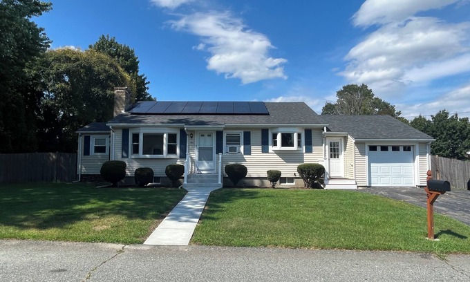 Newport East House | Middletown-Newport Cozy Ranch