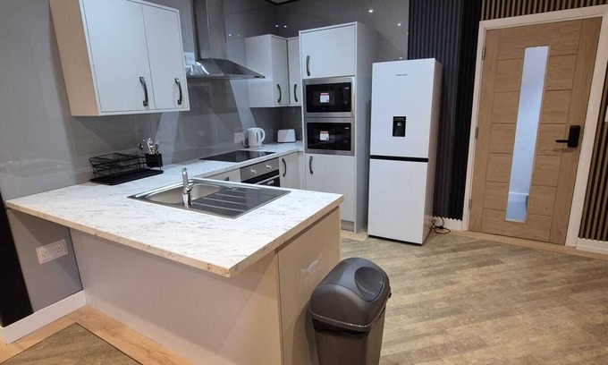 Hull House | Midland Apartment 9