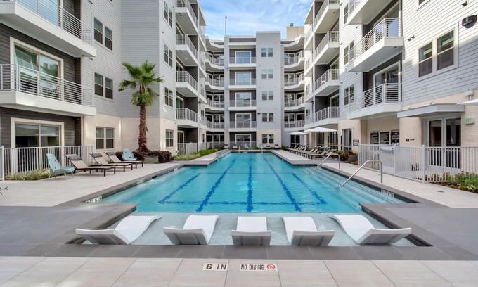 Greenway Plaza-Upper Kirby Apartment | Midtown Houston Luxury Suite at River Oaks