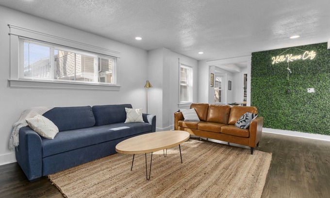 Kansas City House | Midtown Manor Central Location - 1 Mile to Plaza
