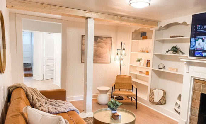 East Midtown Apartment | Midtown Memphis Spanish Revival, Walk to everything!