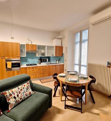 Milan Apartment | Milano Center Apartment in Shopping and living Area with AC, Wifi, steps from M1 and Airport and Fiera Milano link