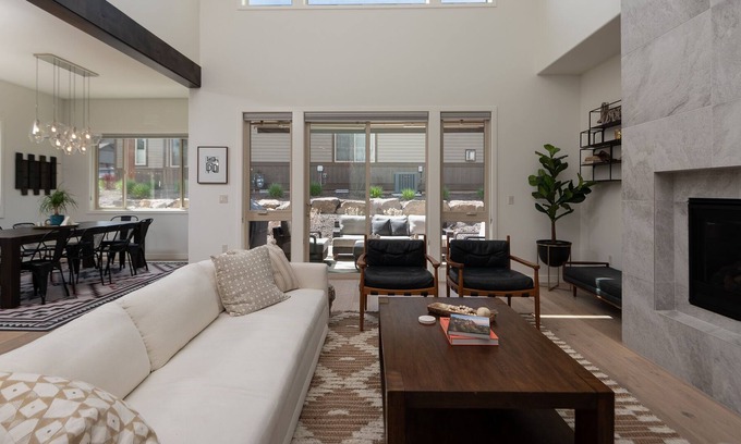 Bend House | Milepost Manor | 5bdrm sleeps 11 | 10 to Bend 20 to Bachelor | 7pp Hot Tub