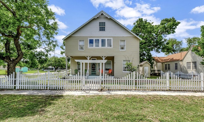 Aransas Pass House | Miller"s Shabby Chic Coast 5 bedroom house blocks from downtown