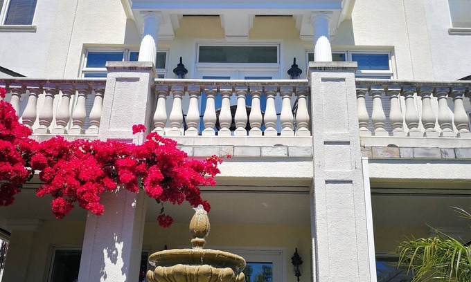 Upper Rockridge House | Million Dollard View Private 2 Bedroom Garden Suite