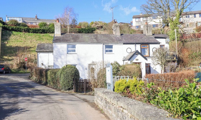 Abergele Cottage | MINFFORDD, family friendly, with open fire in Betws-Y-Coed