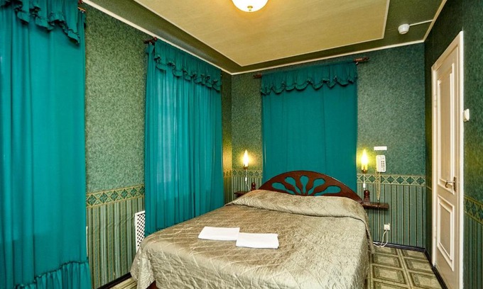 Kurortny District Hotel | Mini Hotel Black and White