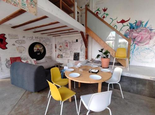 Quartier de France Apartment | Mini immeuble en entier avec jardin côté Parc