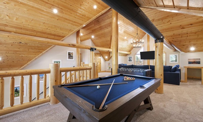 Garden City Cabin | Mini-Papa Bear Lodge (sleeps 22)