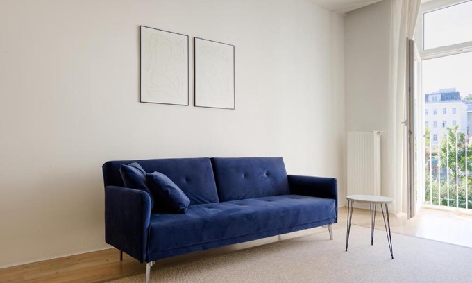 Margareten Apartment | MINIMALISTIC STUDIO NEAR NASCHMARKT