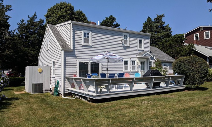 Pocasset House | minutes from bridges