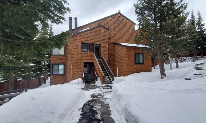 Truckee Condo | Minutes from Downtown Truckee! Biking, hiking, shopping, restaurants.