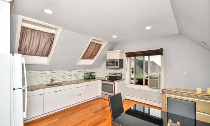 Harbor View - Orient Heights Apartment | Minutes to Airport, Train, Downtown & Free Parking
