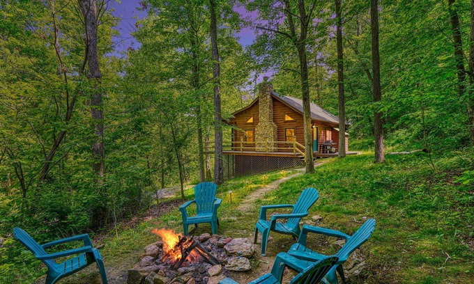 Logan Cabin | Minutes to Caves - 2 KINGS. Hot Tub. Games. Firepit. Close to Everything