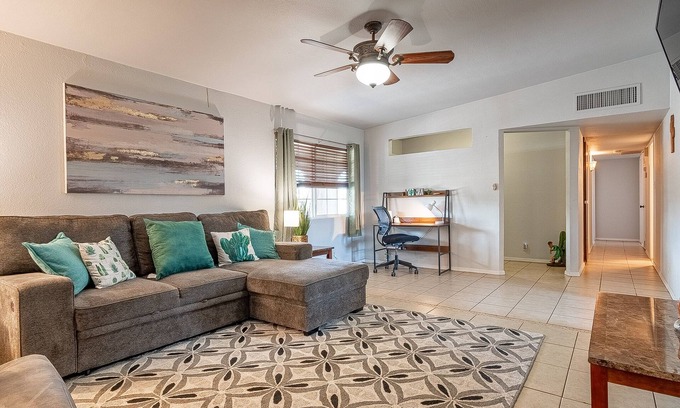 Yuma House | Minutes to river, downtown, shops, & restaurants. BBQ, Firepit, PetFriendly!