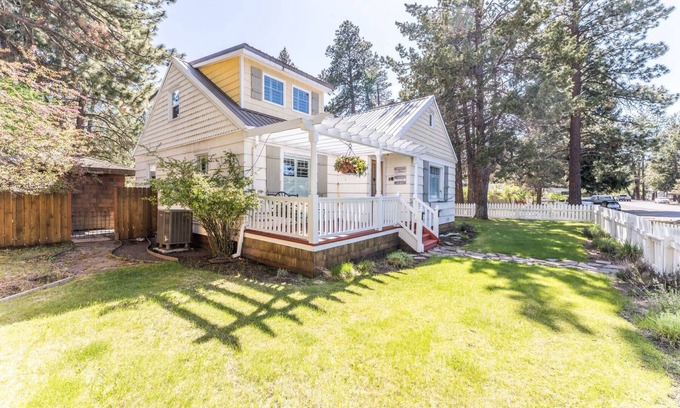 Sisters Cottage | Minutes walk to Downtown, Whychus Creek—4-bedroom, cozy cottage/Private Sauna.