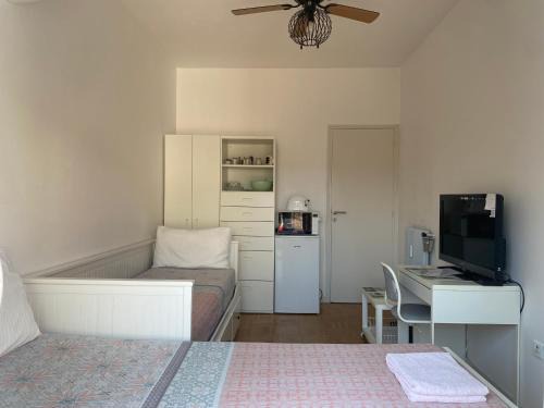 Vernier House | Mirela's Private Room with key, AC, lift & balcony in the center of Nice on the Cote d'Azur