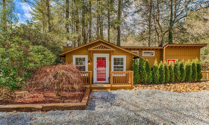 Mirror Lake House | Mirror Lake Red Door Guest House-On Mirror Lake and 1.2 Miles from Main Street!