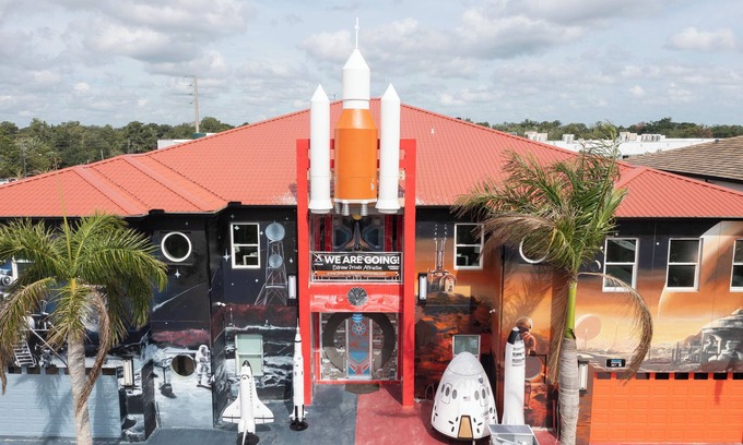 Loughman House | MISSION TO MARS EXTREME PRIVATE ATTRACTION VACATION HOME