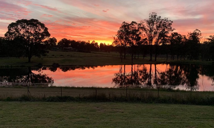 Pokolbin House | Mistletoe Lakehouse - stunning 5–6 bedroom residence set on 7 tranquil acres,