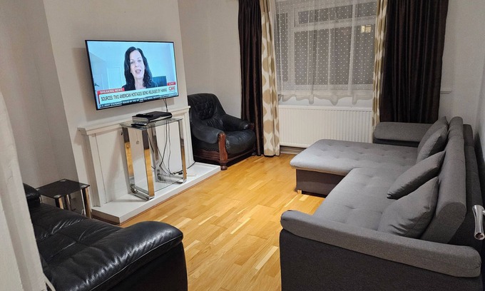 Wandle Valley Apartment | Mitcham Junction - 2 Bed Apartment - Sleeps 6