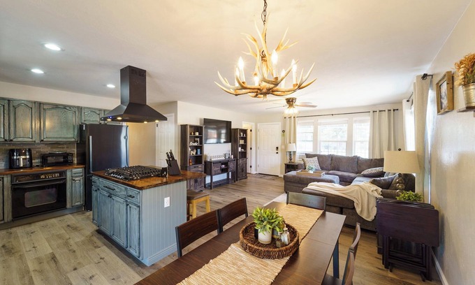 Naturita House | Moab–Telluride Stay. Pets RVs Group Friendly