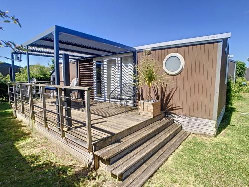 Jullouville-les-Pins House | Mobil-home tout confort près de la plage avec piscine chauffée, 3 chambres, terrasse et parking - FR-1-361A-74