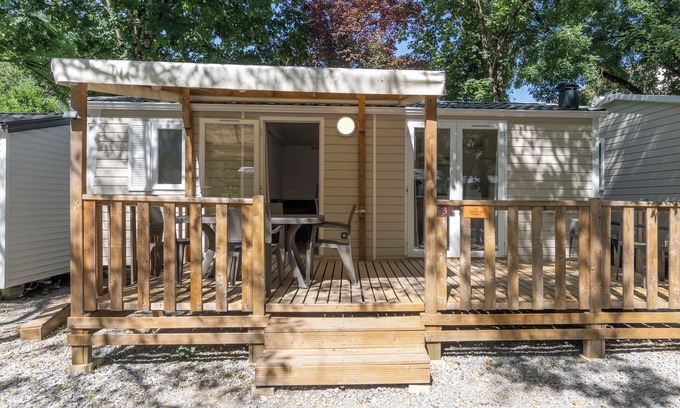Lavilledieu House | Mobile Home 'Confort B - 1-6 Pers' with Shared Pool, Private Terrace and Shared Garden