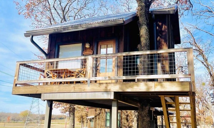 Elm Mott RV Rental | Mockingbird Treehouse (15 MIN to Magnolia/Baylor)