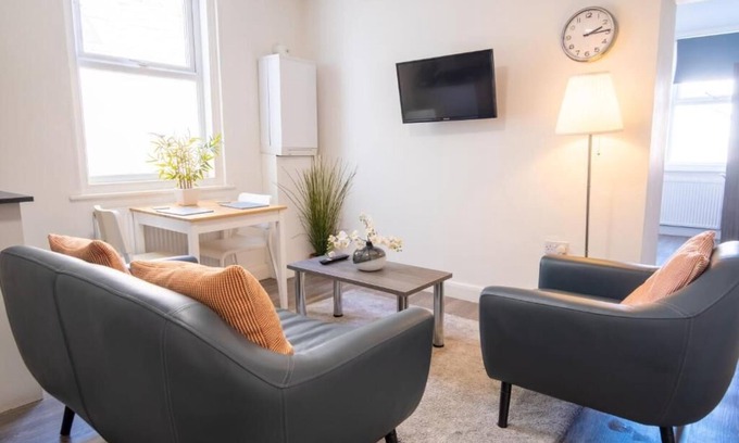 Southport Apartment | Modern 1 Bed Southport Apartment Near Beach