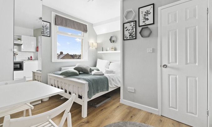 Dalgarno Apartment | Modern 1 Bed Studio Flat in Kensal Green for up to 2 people