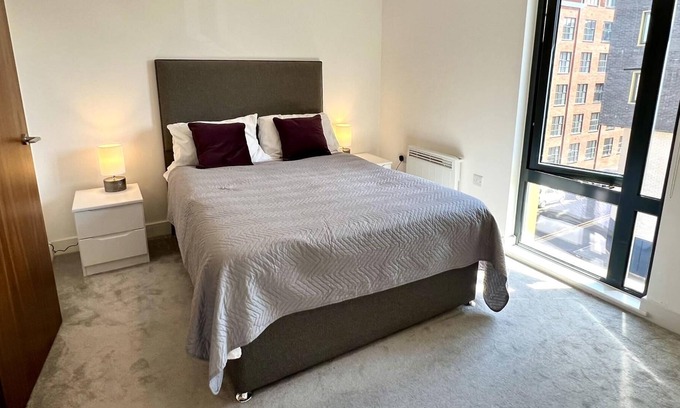 Bordesley Apartment | Modern 1 Bedroom Apartment with Parking