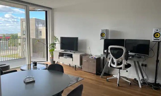 Newham Apartment | Modern 1 Bedroom apartment in Docklands (Gallions Reach)