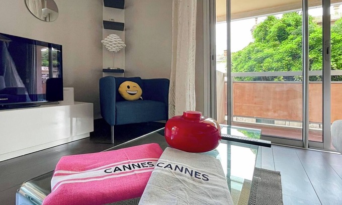 Riou - Petit Juas - Av de Grasse Apartment | Modern 1 bedroom apartment