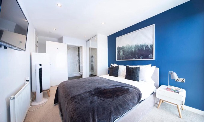 Wembley Park Apartment | Modern 12th Floor | Balcony Striking London View