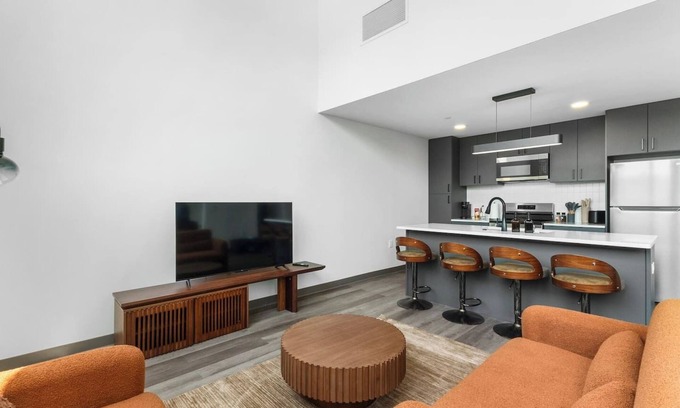 University Circle Apartment | Modern 1B1.5B Loft w/Gym + Parking