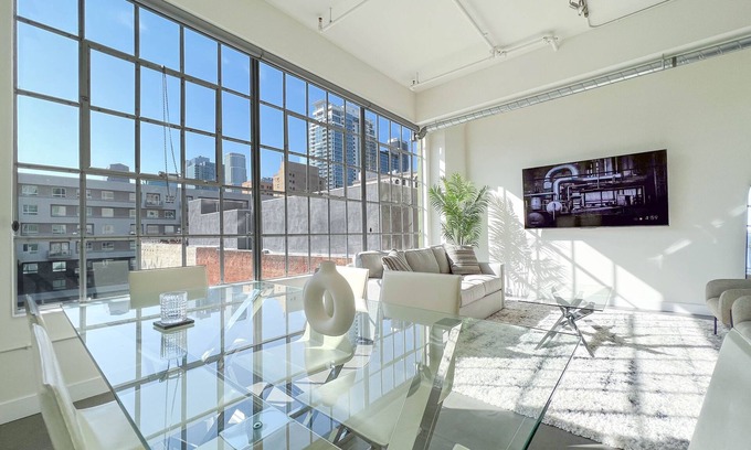 Historic Core Condo | Modern 1BR/1BA Loft in DTLA w Rooftop pool, jacuzzi, and Cabanas - Free Parking!