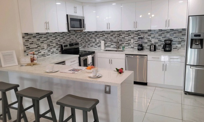 Sunny Isles Beach Apartment | Modern 1BR Condo on Sunny Isles across from the Beach and Free Parking on site