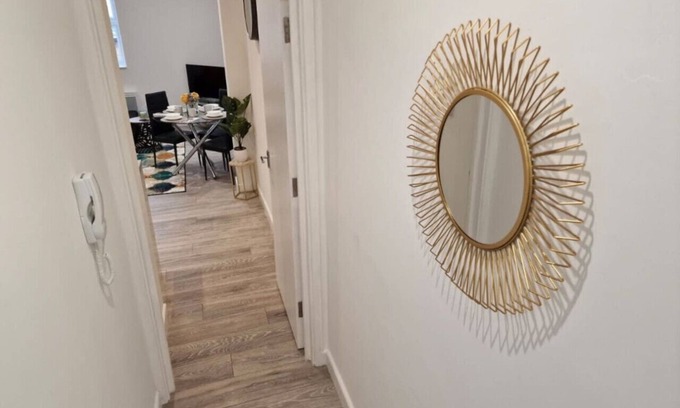 Watford Apartment | Modern 1BR Flat in Central Watford | Walk to Junction, Shops & Dining